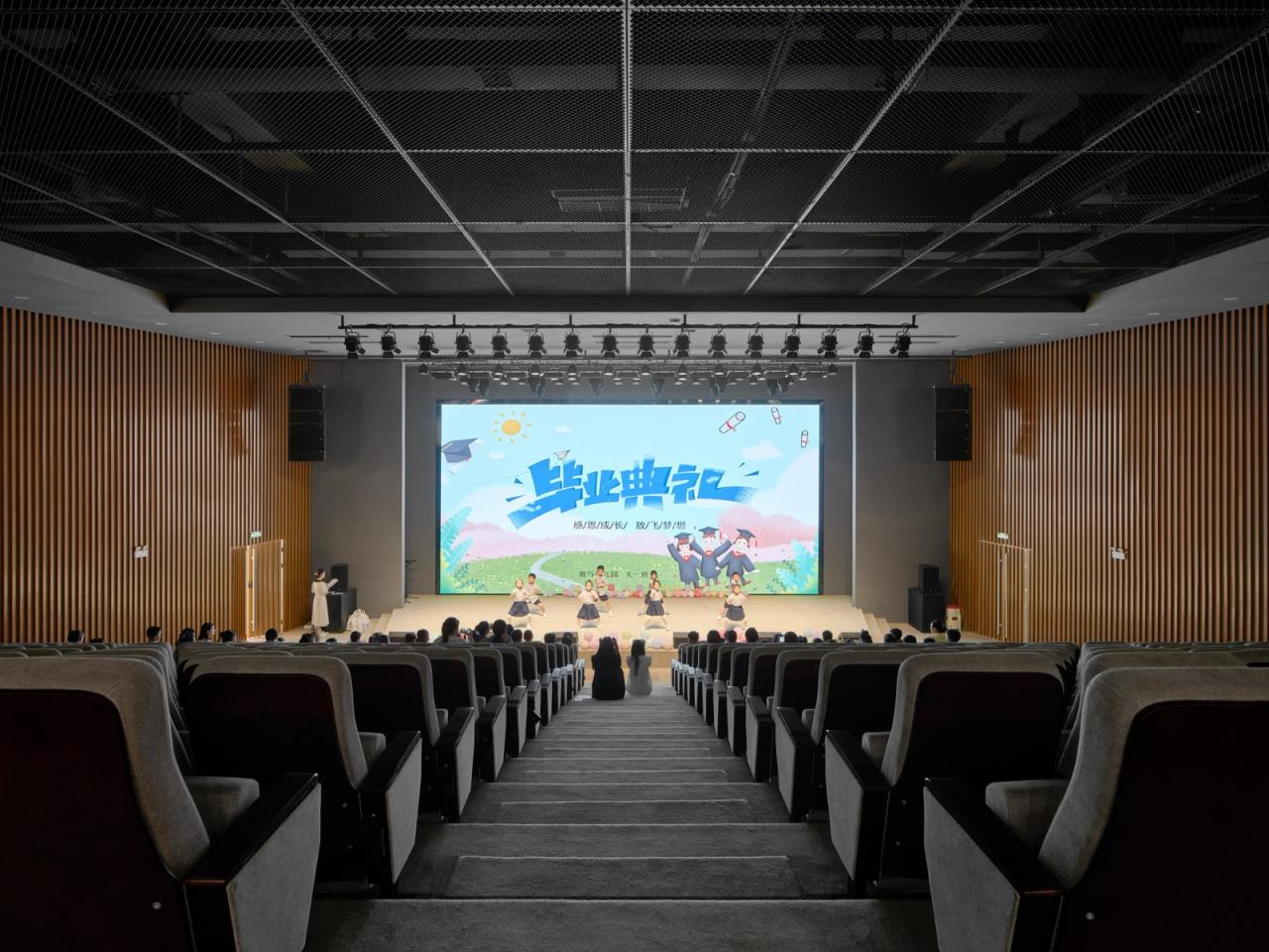 BIM建筑|县城里的新学校：送你一匹小马 / 上海立木建筑规划