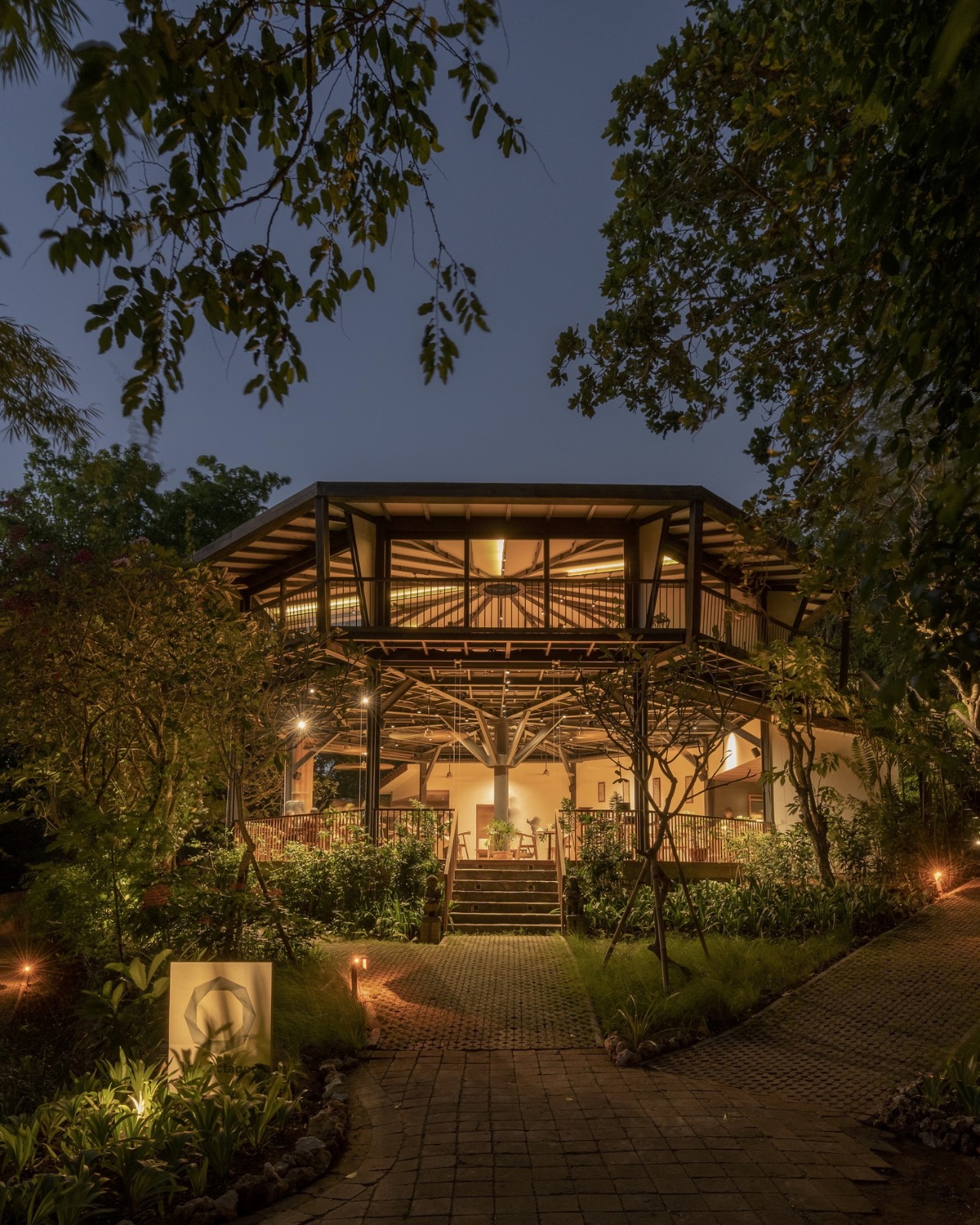 BIM建筑|八角餐厅和工作区 / Stilt Studios