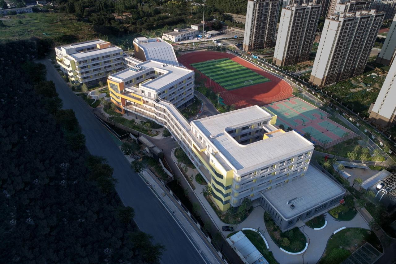 BIM建筑|自由理想的“花园城堡” ：济南北康初中教育建筑群落 / UA 尤安设计