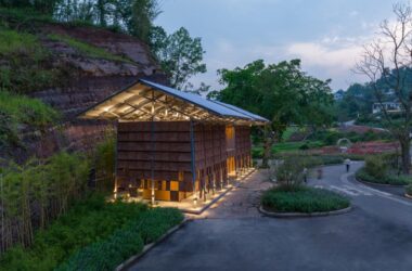 BIM建筑|面朝花海的棕厕 / 在行建筑-BIM建筑网