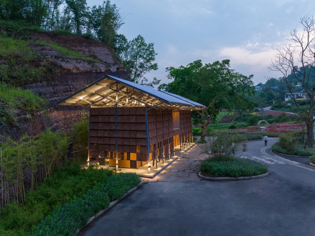 BIM建筑|面朝花海的棕厕 / 在行建筑