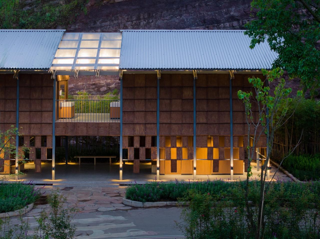 BIM建筑|面朝花海的棕厕 / 在行建筑