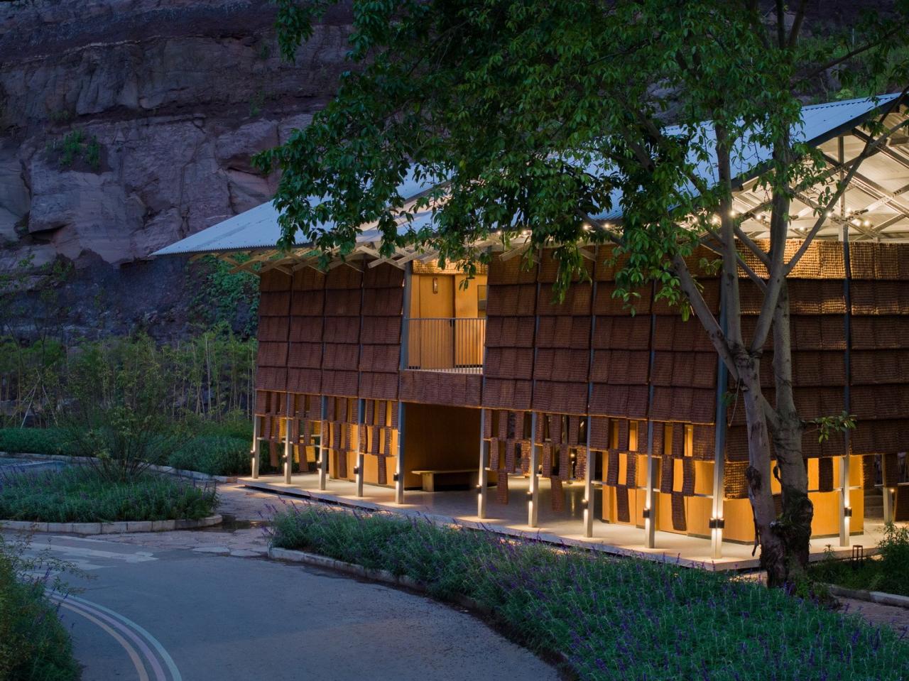 BIM建筑|面朝花海的棕厕 / 在行建筑