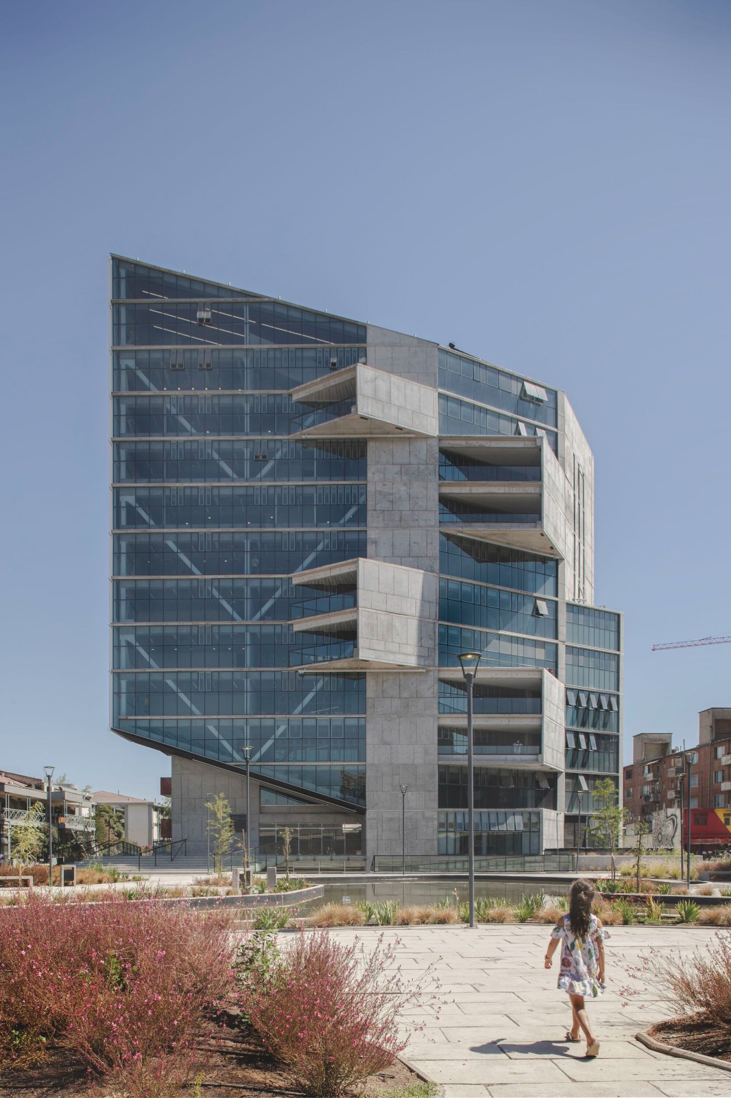 BIM建筑|楼梯漫步，圣地亚哥大学商业与经济学院 FAE / Marsino Arquitectura