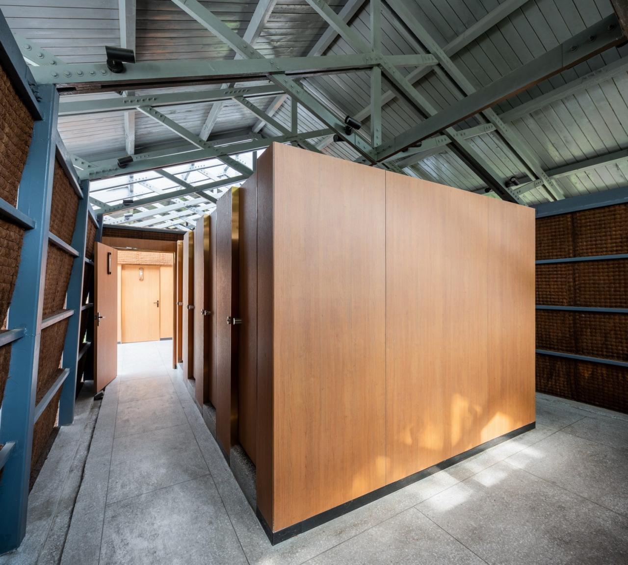 BIM建筑|面朝花海的棕厕 / 在行建筑