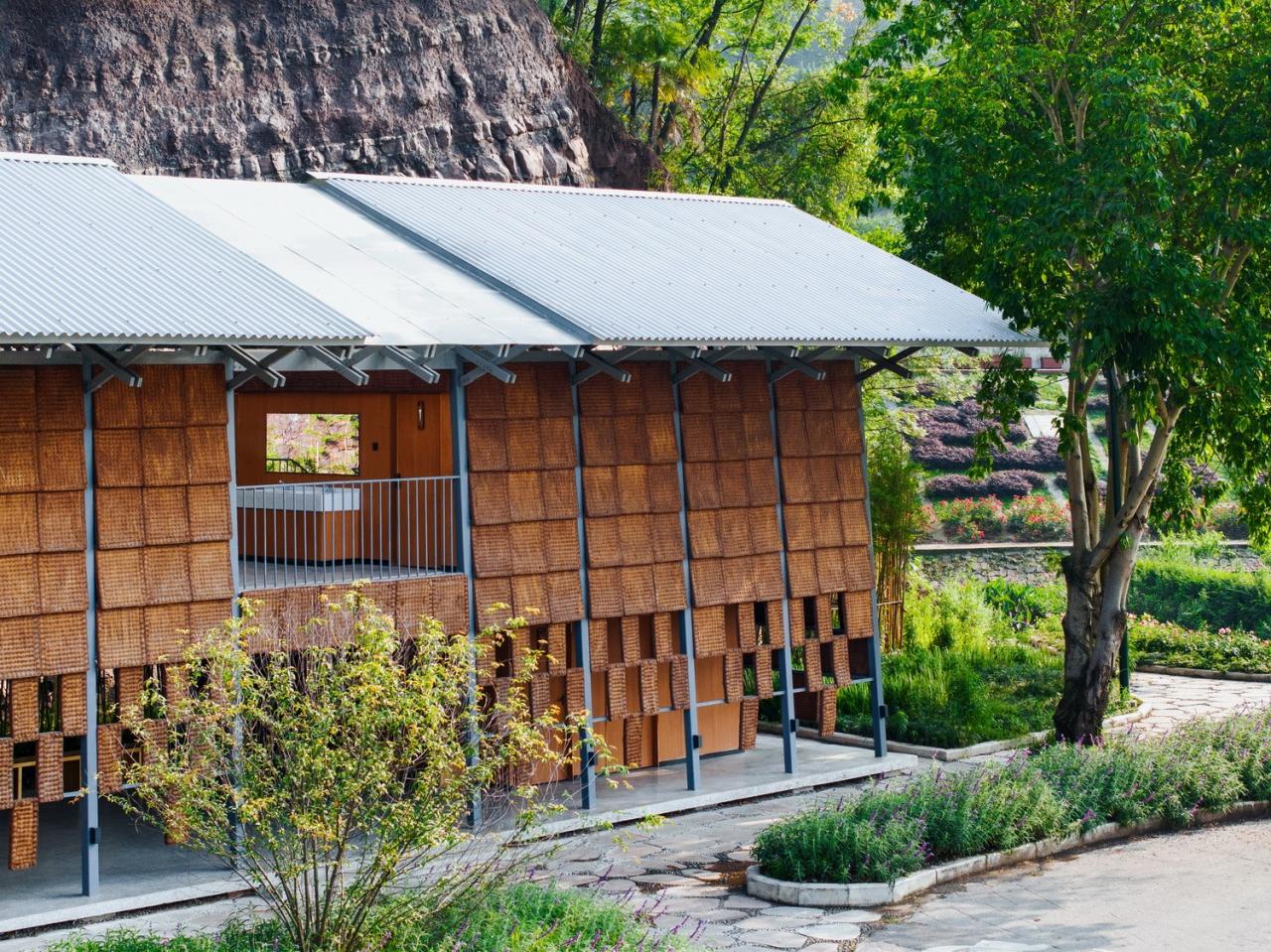 BIM建筑|面朝花海的棕厕 / 在行建筑