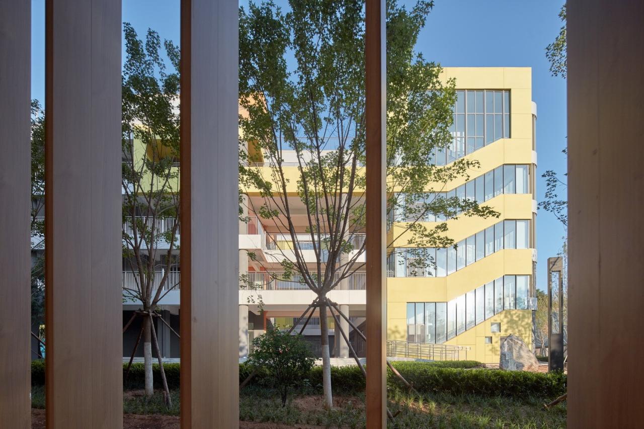 BIM建筑|自由理想的“花园城堡” ：济南北康初中教育建筑群落 / UA 尤安设计