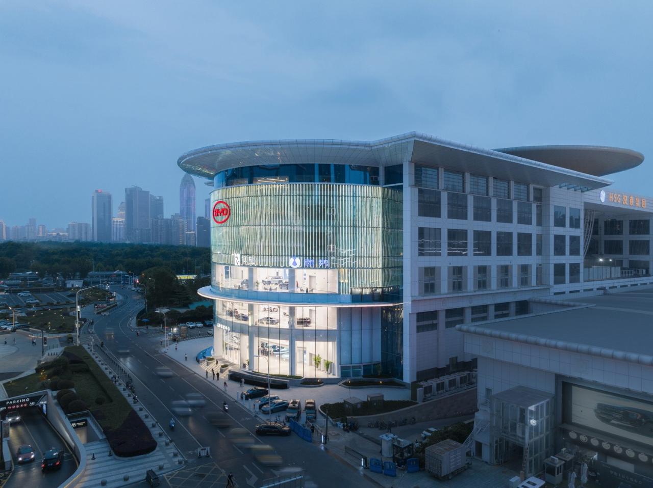 BIM建筑|启迪未来 江城地标：武汉比亚迪品牌体验中心 / 成执设计