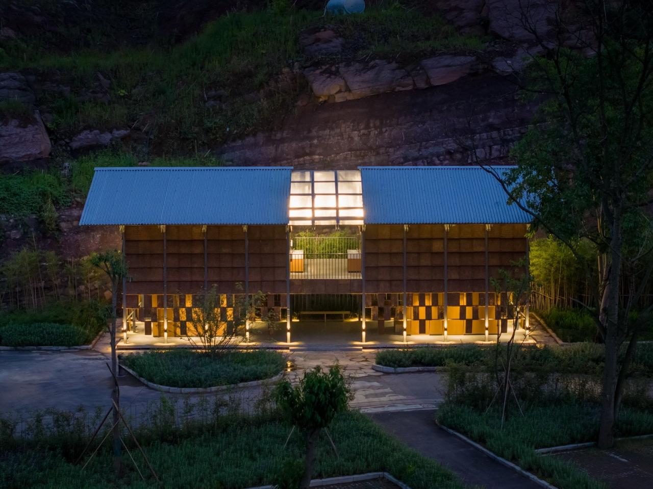 BIM建筑|面朝花海的棕厕 / 在行建筑