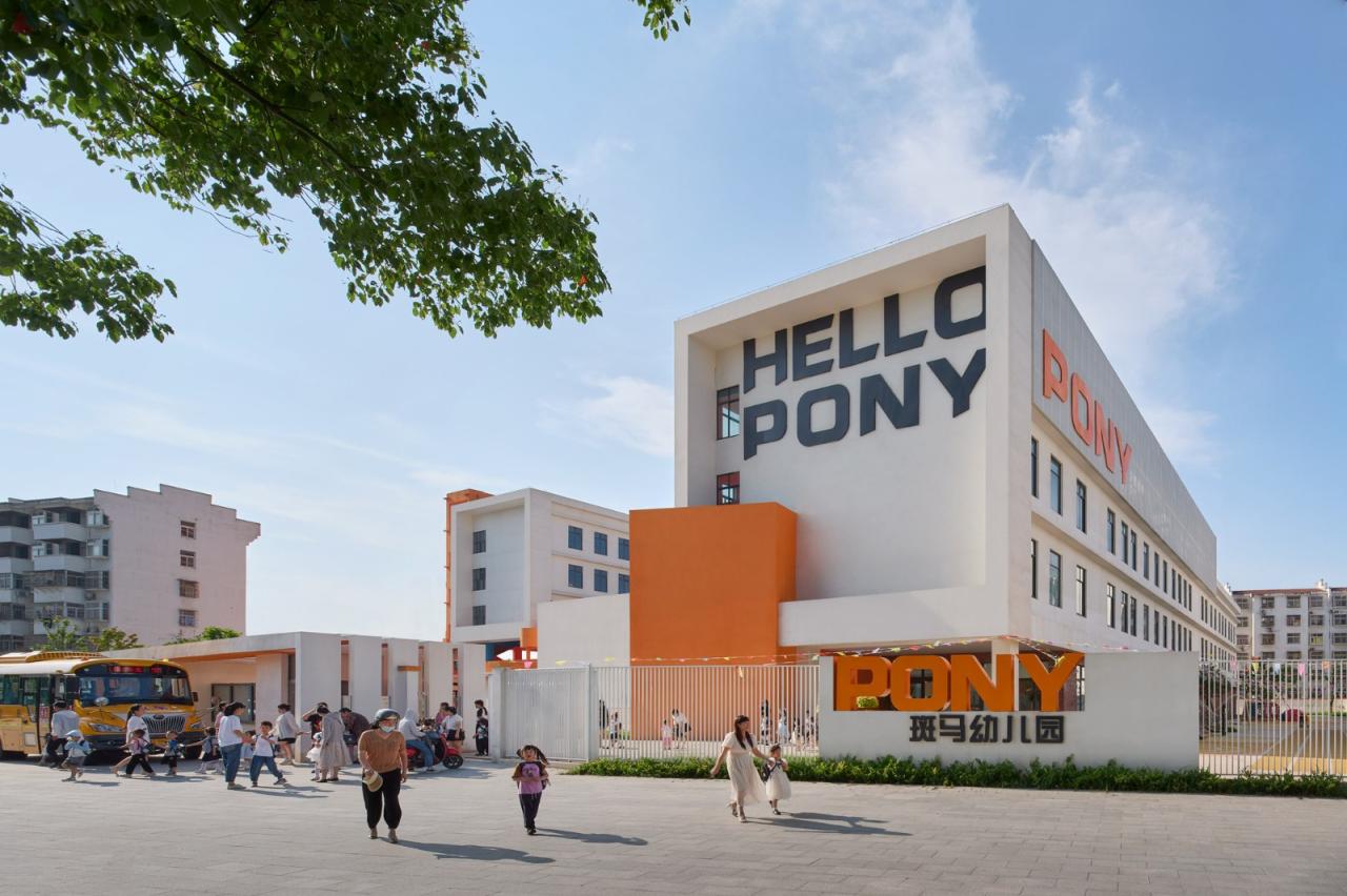 BIM建筑|县城里的新学校：送你一匹小马 / 上海立木建筑规划