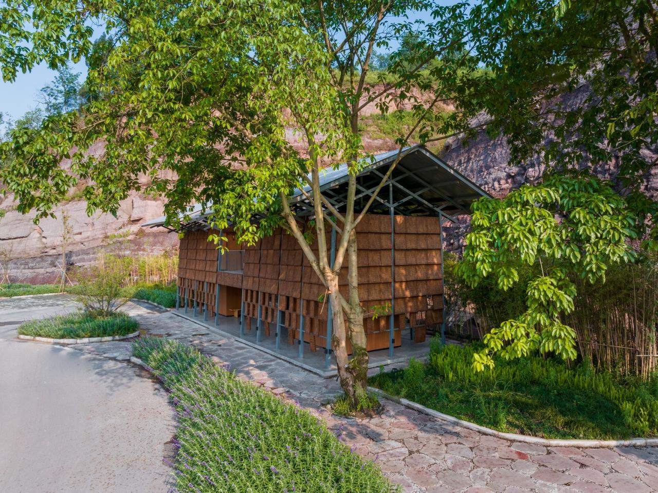 BIM建筑|面朝花海的棕厕 / 在行建筑