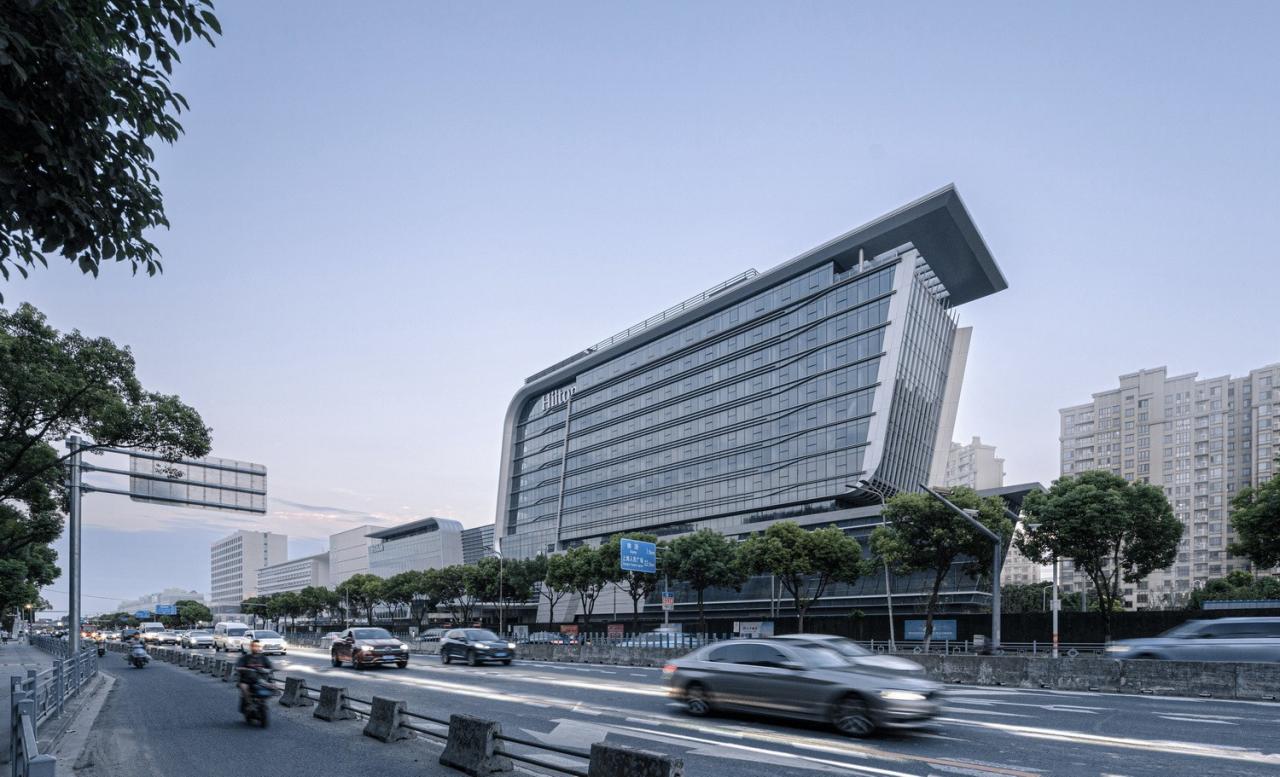 BIM建筑|上海新虹桥灿辉希尔顿五星级酒店：一幅展现流线与速度感的立面画卷 / 三益建筑