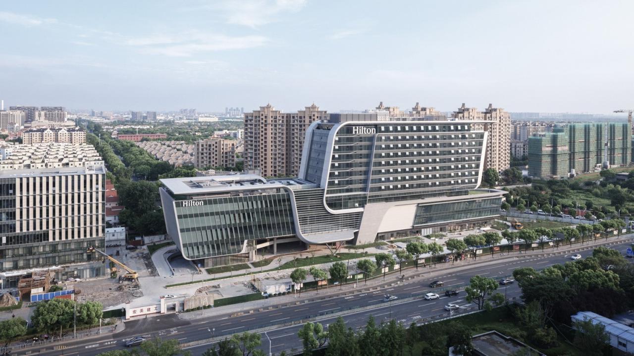 BIM建筑|上海新虹桥灿辉希尔顿五星级酒店：一幅展现流线与速度感的立面画卷 / 三益建筑