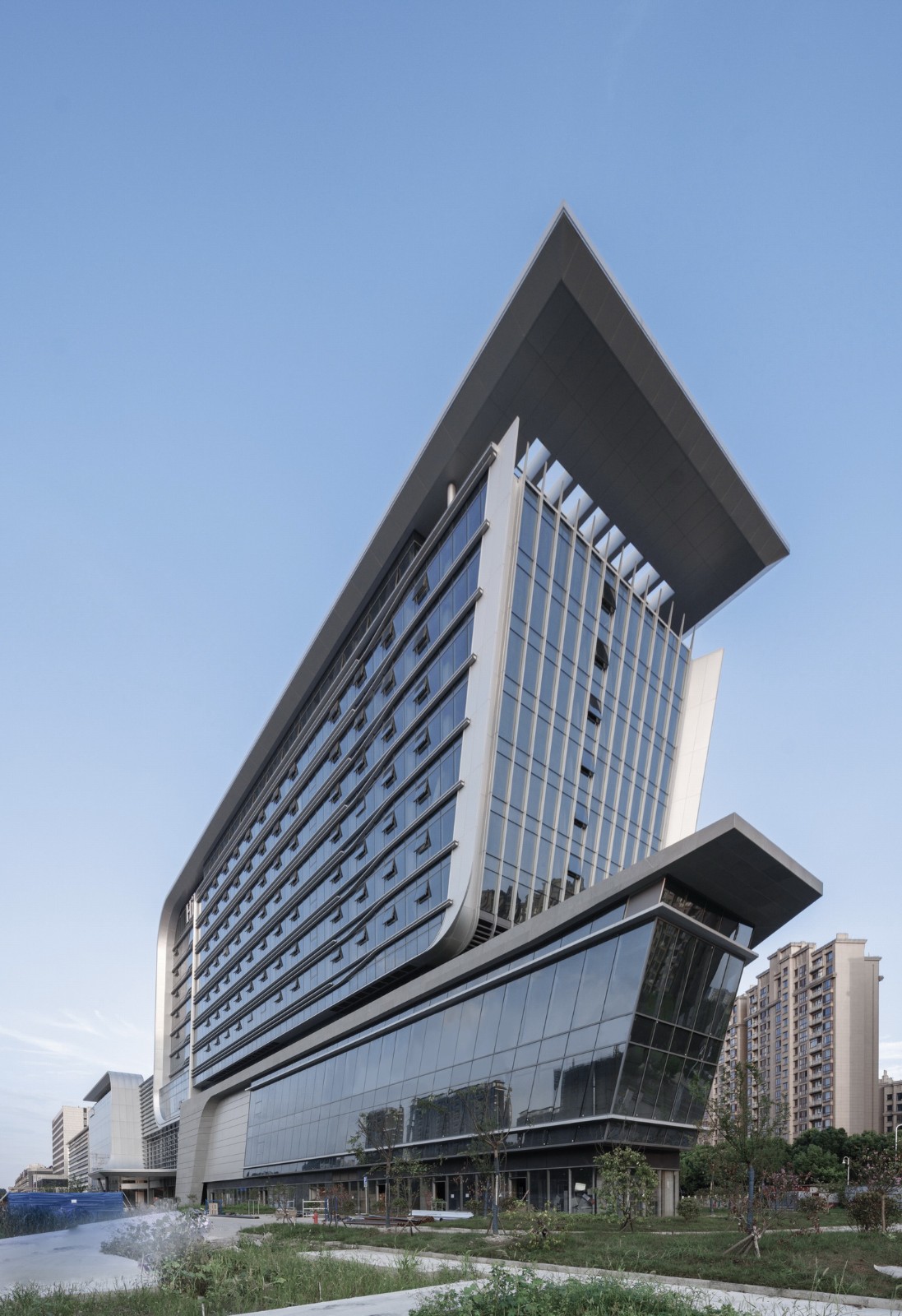 BIM建筑|上海新虹桥灿辉希尔顿五星级酒店：一幅展现流线与速度感的立面画卷 / 三益建筑