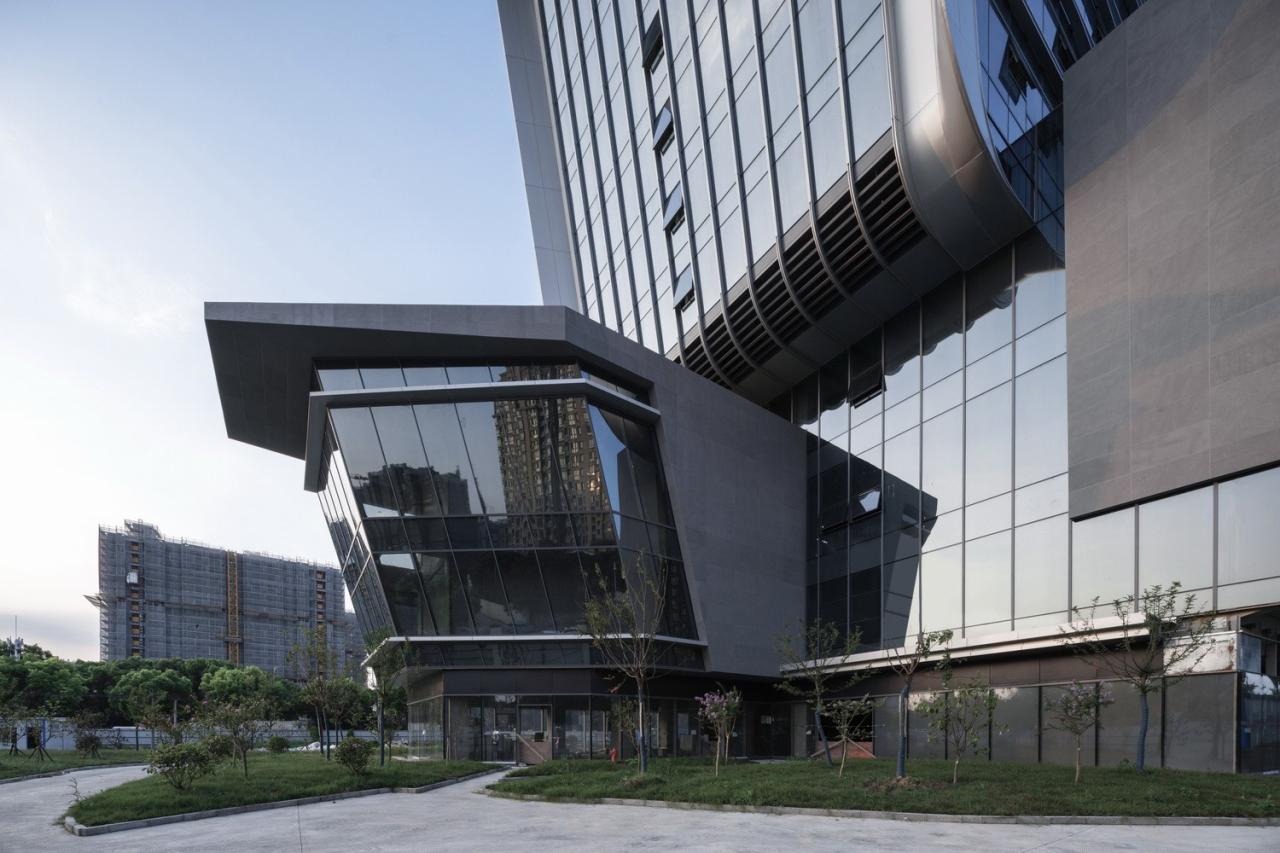 BIM建筑|上海新虹桥灿辉希尔顿五星级酒店：一幅展现流线与速度感的立面画卷 / 三益建筑