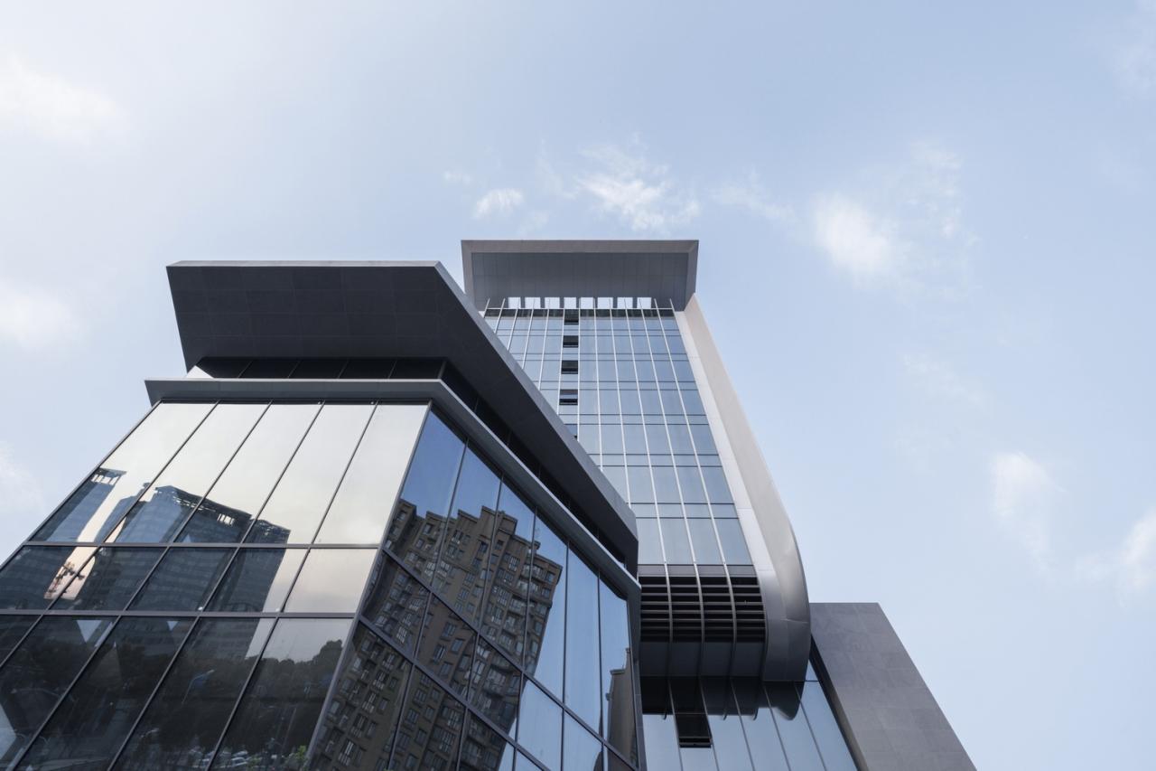 BIM建筑|上海新虹桥灿辉希尔顿五星级酒店：一幅展现流线与速度感的立面画卷 / 三益建筑