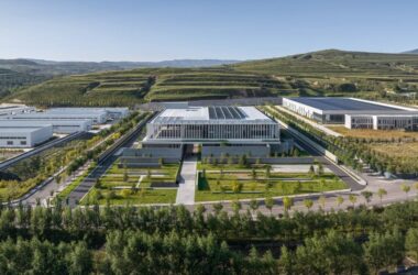 BIM建筑|卓汉苏文设计混凝土柱廊包裹的燕麦工厂-BIM建筑网