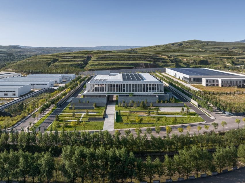 BIM建筑|卓汉苏文设计混凝土柱廊包裹的燕麦工厂