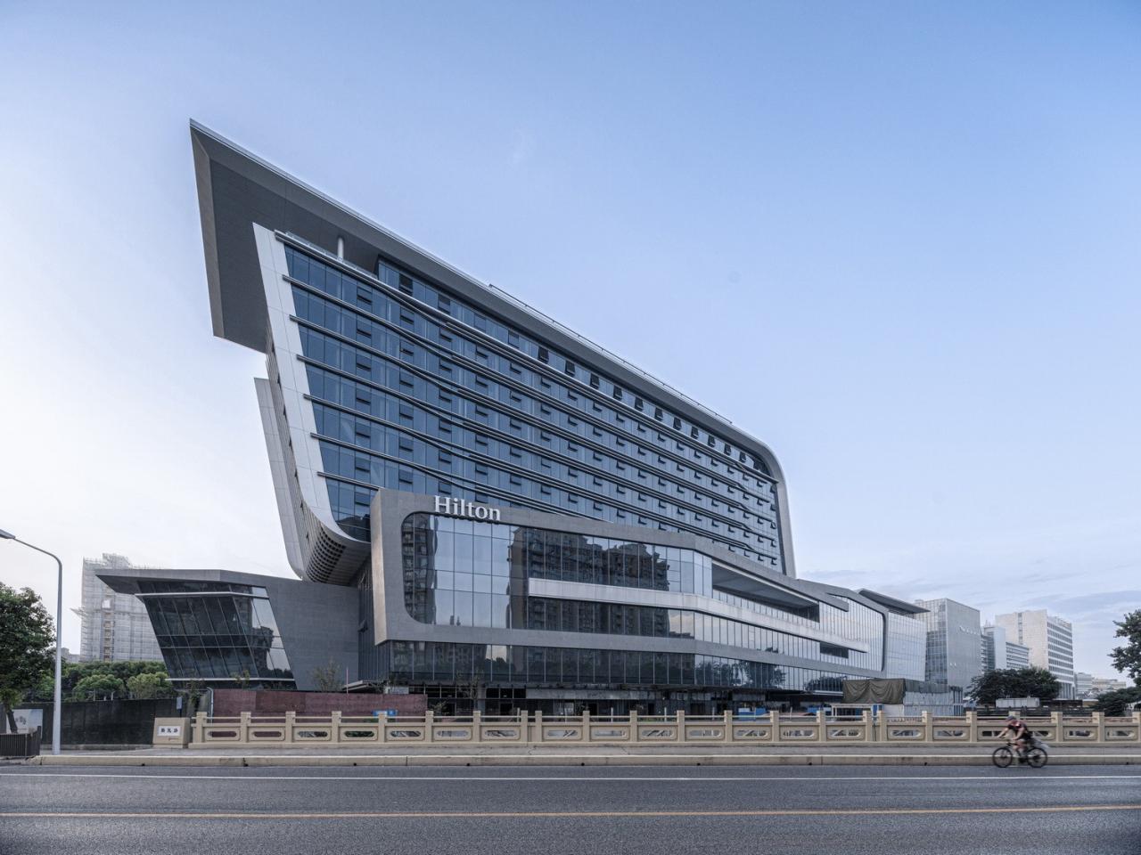 BIM建筑|上海新虹桥灿辉希尔顿五星级酒店：一幅展现流线与速度感的立面画卷 / 三益建筑