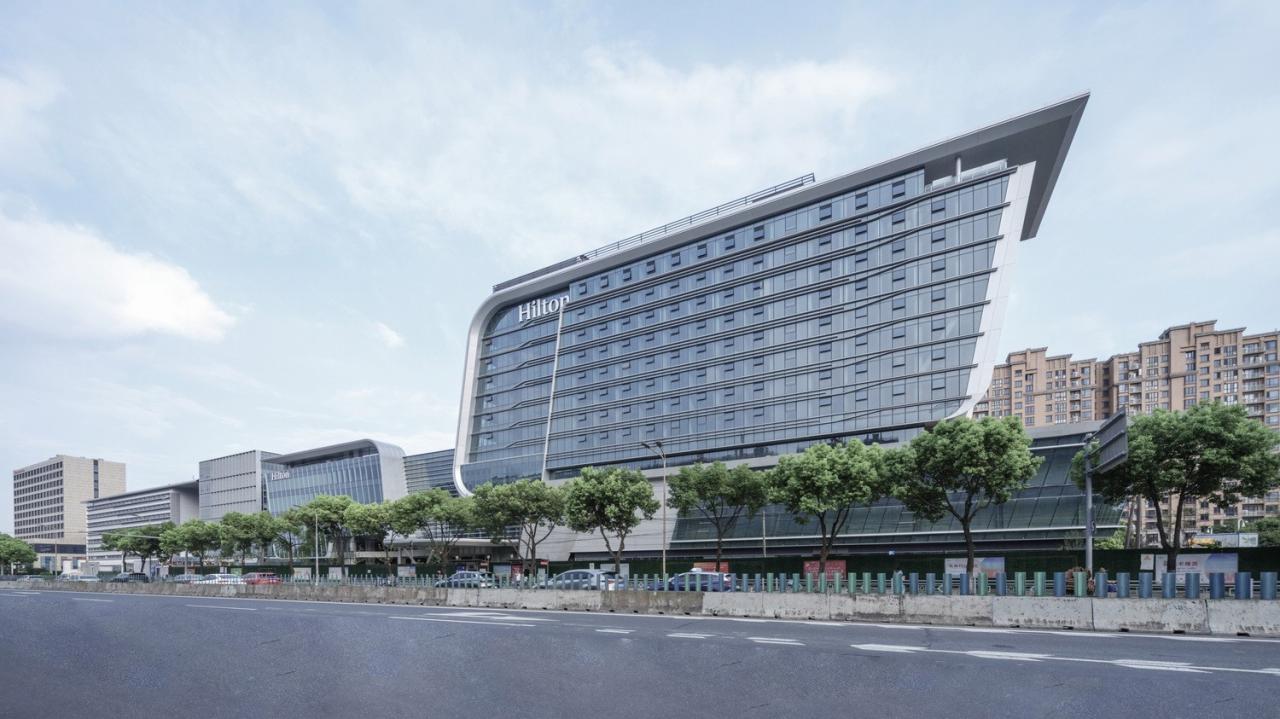 BIM建筑|上海新虹桥灿辉希尔顿五星级酒店：一幅展现流线与速度感的立面画卷 / 三益建筑