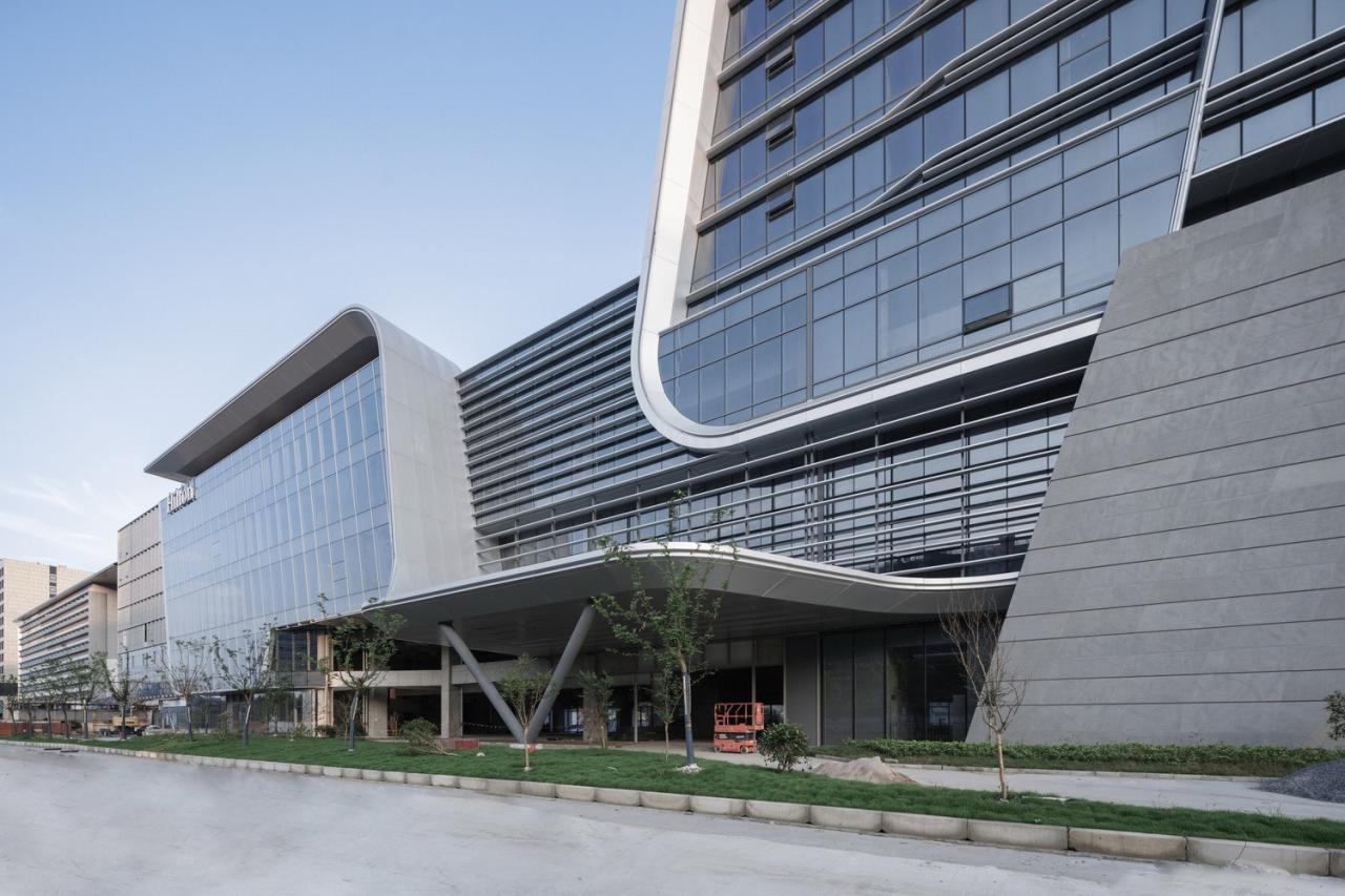 BIM建筑|上海新虹桥灿辉希尔顿五星级酒店：一幅展现流线与速度感的立面画卷 / 三益建筑