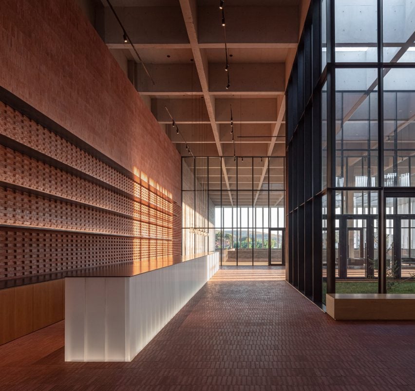 BIM建筑|卓汉苏文设计混凝土柱廊包裹的燕麦工厂