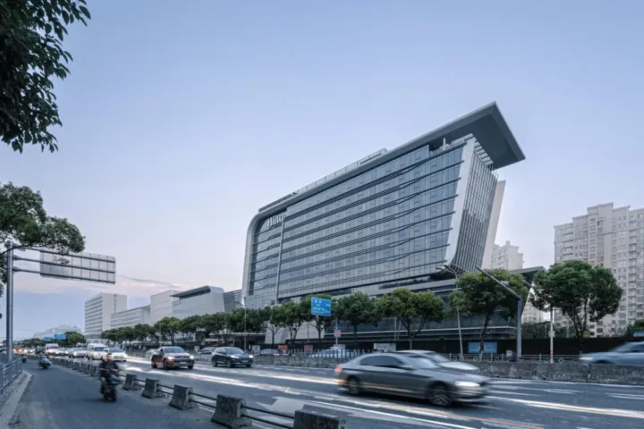 BIM建筑|上海新虹桥灿辉希尔顿五星级酒店：一幅展现流线与速度感的立面画卷 / 三益建筑