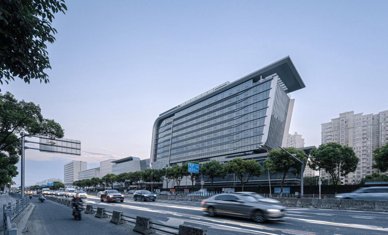 BIM建筑|上海新虹桥灿辉希尔顿五星级酒店：一幅展现流线与速度感的立面画卷 / 三益建筑