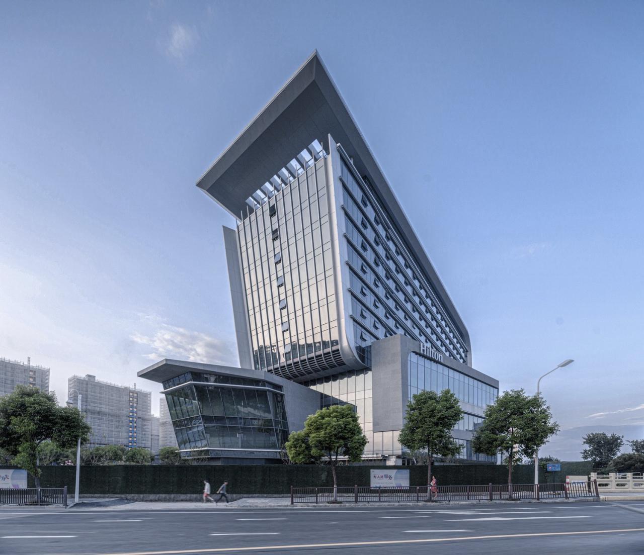 BIM建筑|上海新虹桥灿辉希尔顿五星级酒店：一幅展现流线与速度感的立面画卷 / 三益建筑