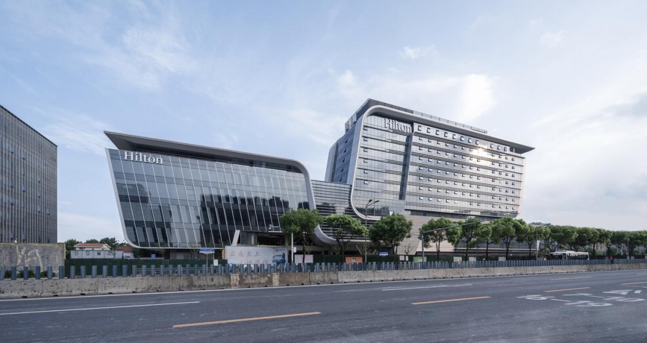 BIM建筑|上海新虹桥灿辉希尔顿五星级酒店：一幅展现流线与速度感的立面画卷 / 三益建筑