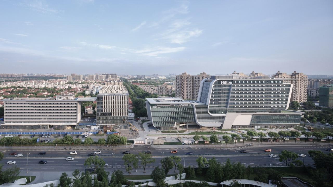 BIM建筑|上海新虹桥灿辉希尔顿五星级酒店：一幅展现流线与速度感的立面画卷 / 三益建筑