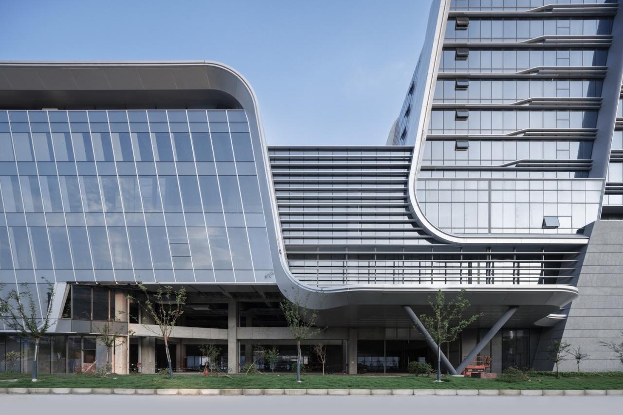 BIM建筑|上海新虹桥灿辉希尔顿五星级酒店：一幅展现流线与速度感的立面画卷 / 三益建筑