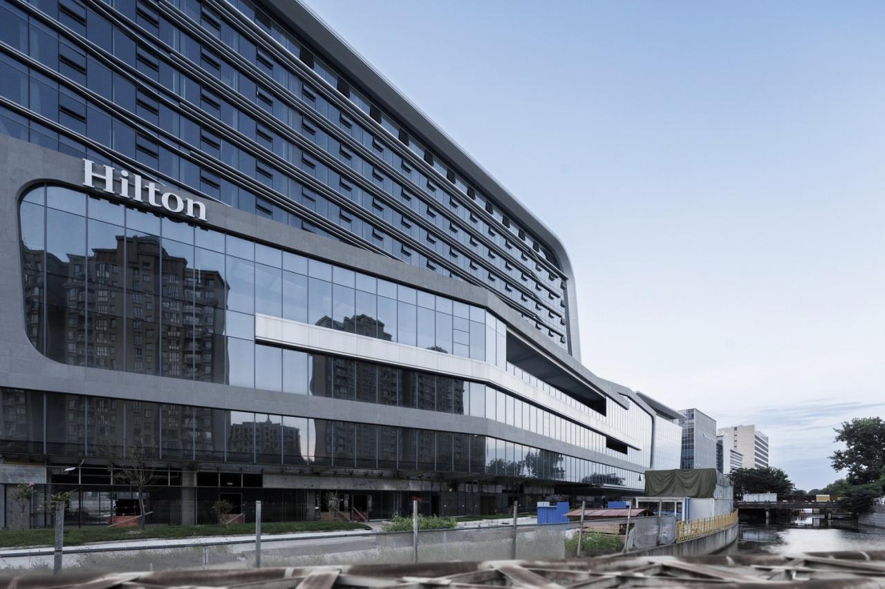 BIM建筑|上海新虹桥灿辉希尔顿五星级酒店：一幅展现流线与速度感的立面画卷 / 三益建筑