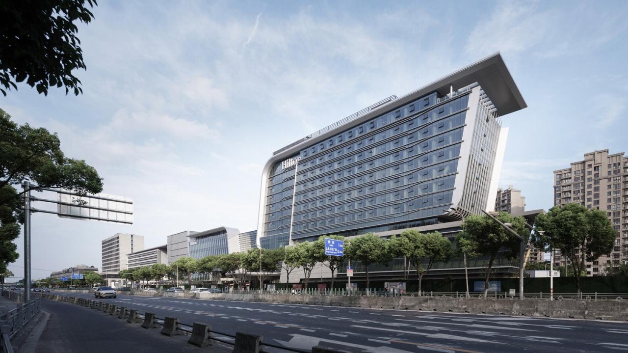 BIM建筑|上海新虹桥灿辉希尔顿五星级酒店：一幅展现流线与速度感的立面画卷 / 三益建筑