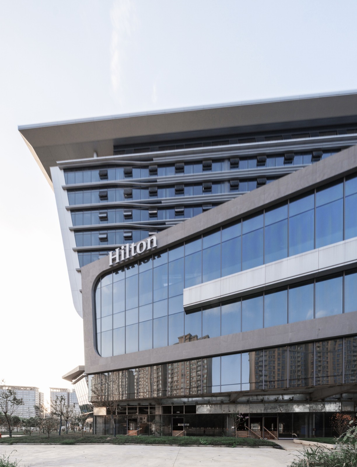 BIM建筑|上海新虹桥灿辉希尔顿五星级酒店：一幅展现流线与速度感的立面画卷 / 三益建筑