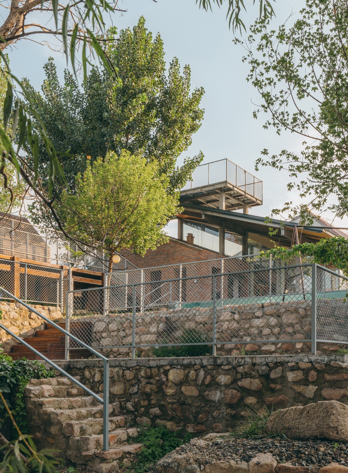 BIM建筑|疯癫是理性的礼物：板泉之野民宿与营地 / 大料建筑