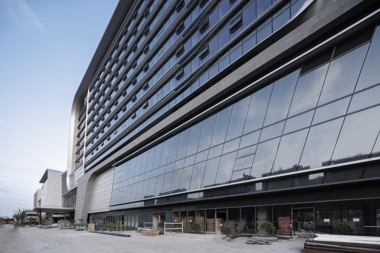 BIM建筑|上海新虹桥灿辉希尔顿五星级酒店：一幅展现流线与速度感的立面画卷 / 三益建筑