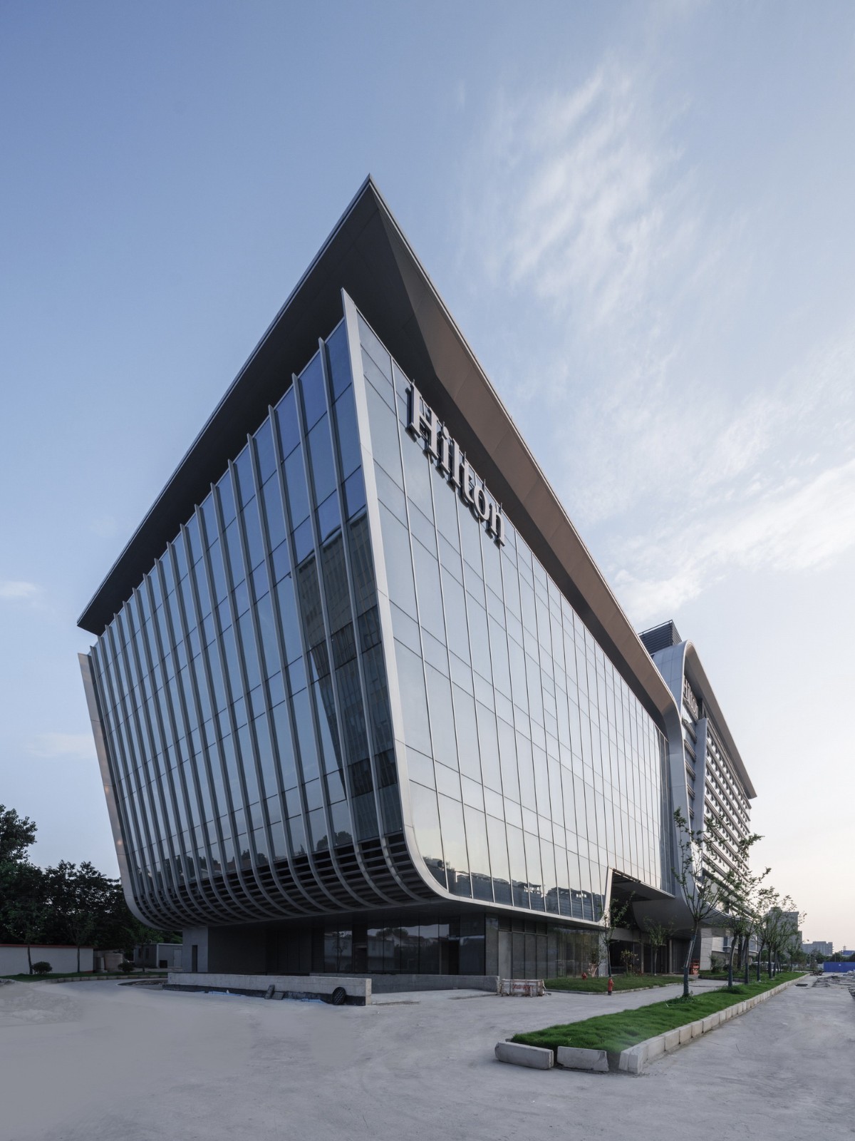 BIM建筑|上海新虹桥灿辉希尔顿五星级酒店：一幅展现流线与速度感的立面画卷 / 三益建筑