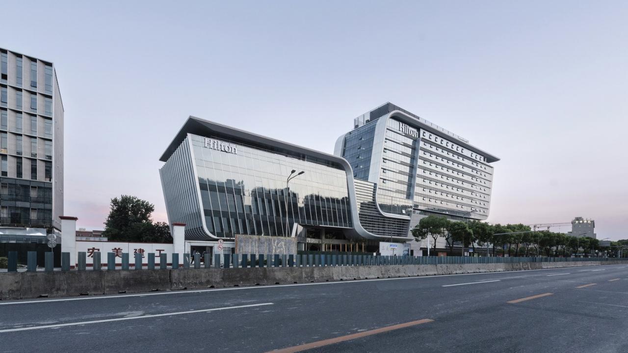 BIM建筑|上海新虹桥灿辉希尔顿五星级酒店：一幅展现流线与速度感的立面画卷 / 三益建筑