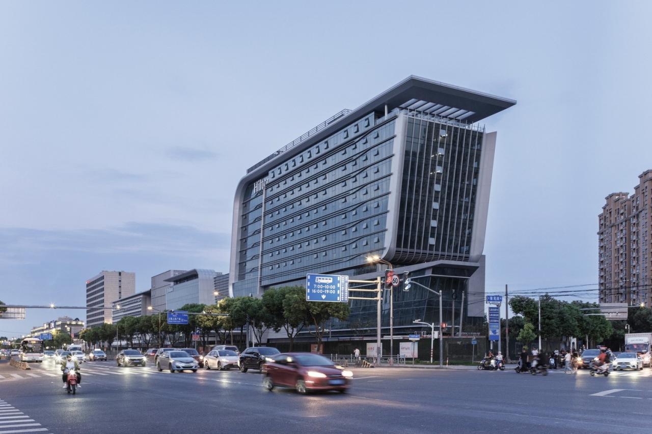 BIM建筑|上海新虹桥灿辉希尔顿五星级酒店：一幅展现流线与速度感的立面画卷 / 三益建筑