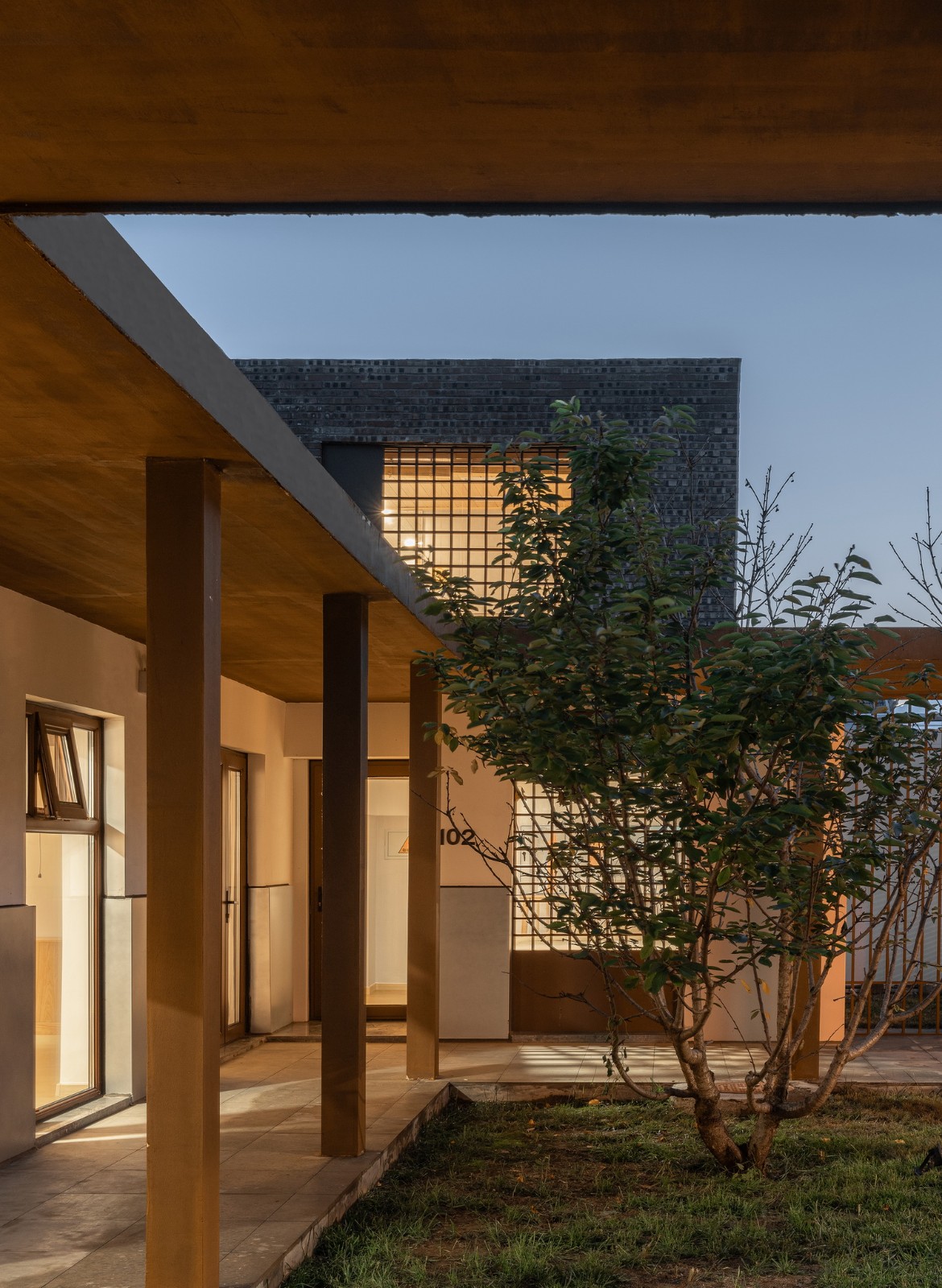 BIM建筑|疯癫是理性的礼物：板泉之野民宿与营地 / 大料建筑