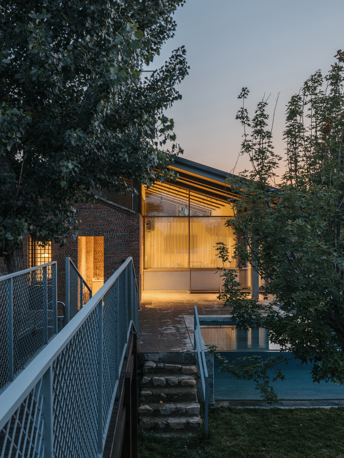 BIM建筑|疯癫是理性的礼物：板泉之野民宿与营地 / 大料建筑