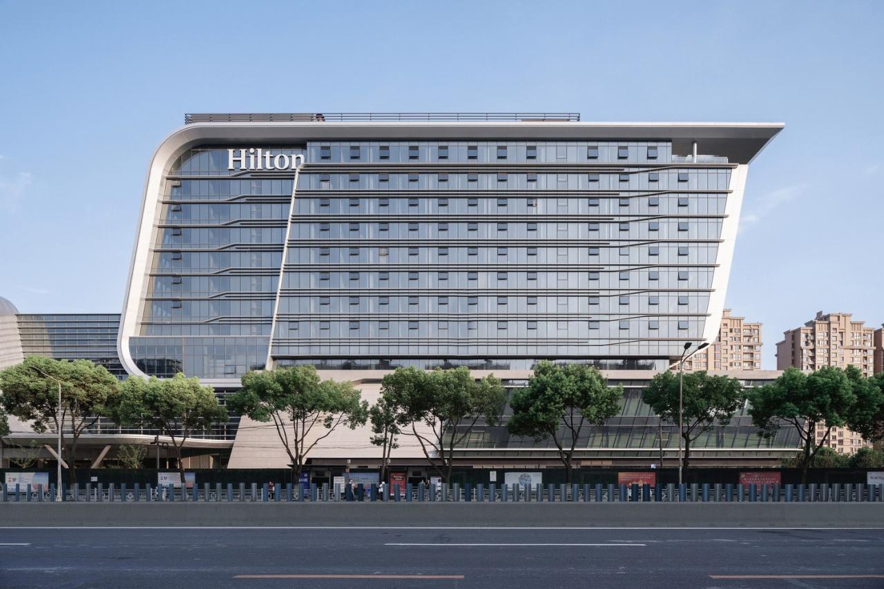BIM建筑|上海新虹桥灿辉希尔顿五星级酒店：一幅展现流线与速度感的立面画卷 / 三益建筑