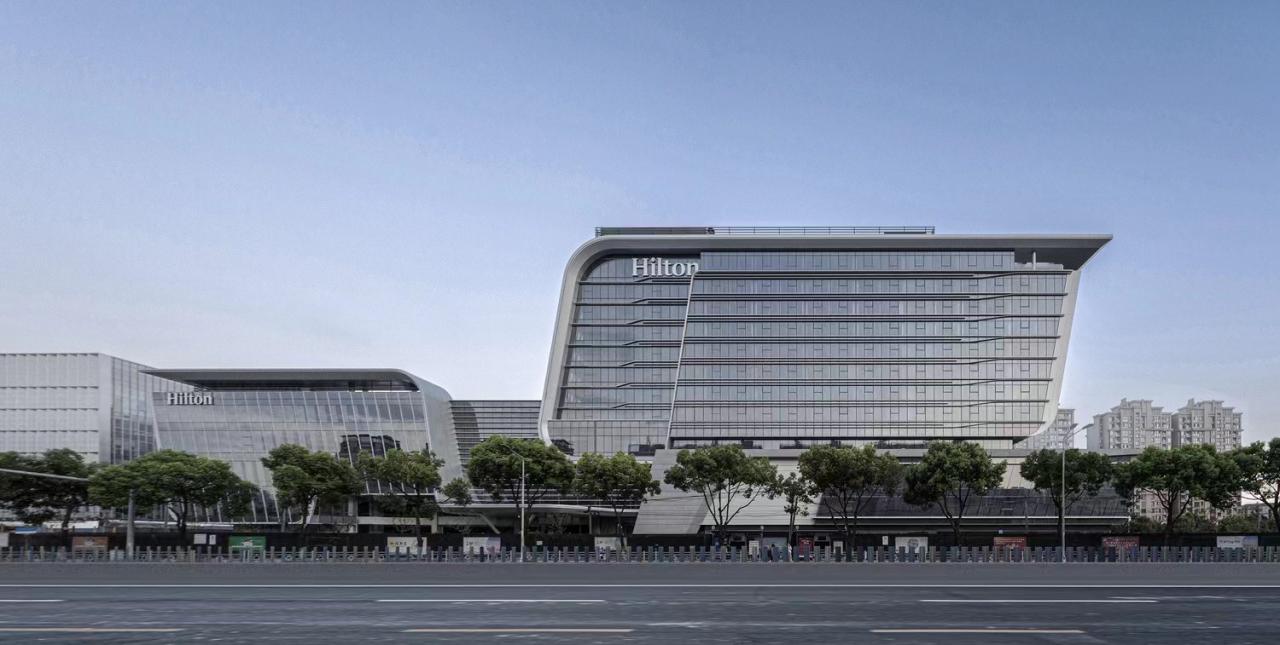BIM建筑|上海新虹桥灿辉希尔顿五星级酒店：一幅展现流线与速度感的立面画卷 / 三益建筑
