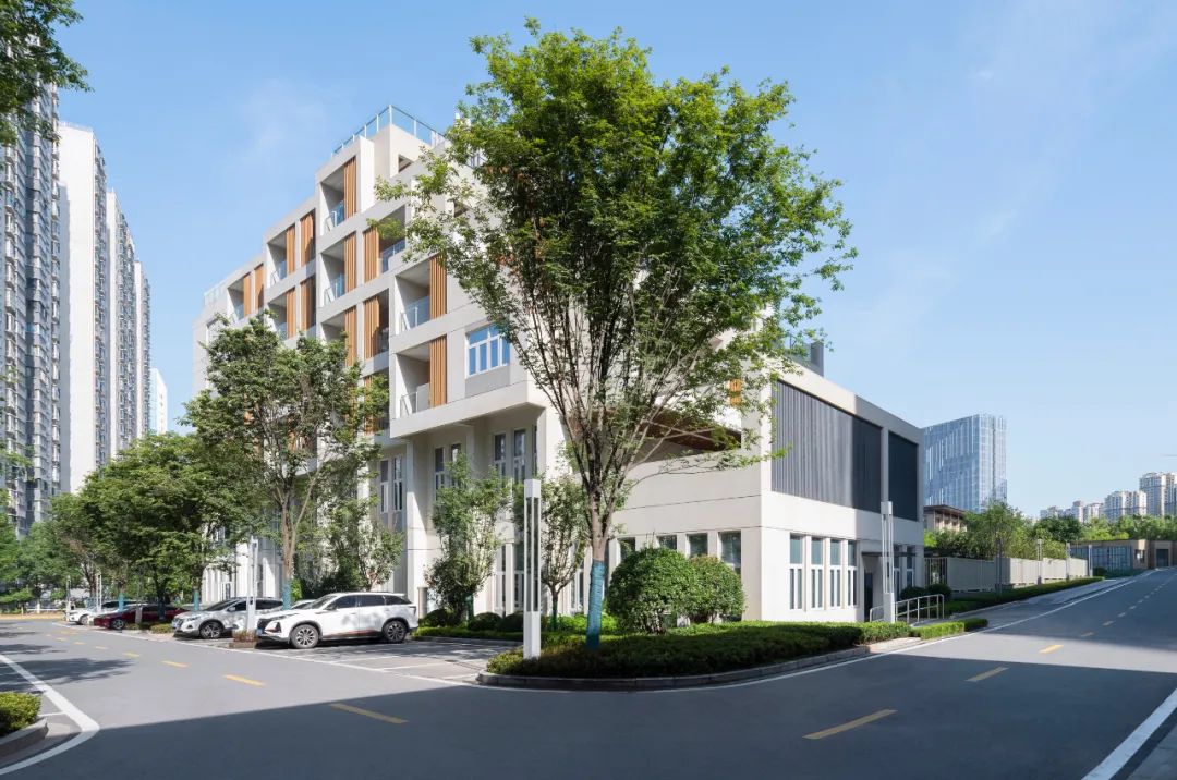 BIM建筑|多层养老中心与外部环境的互动-博元养老中心 / UUA