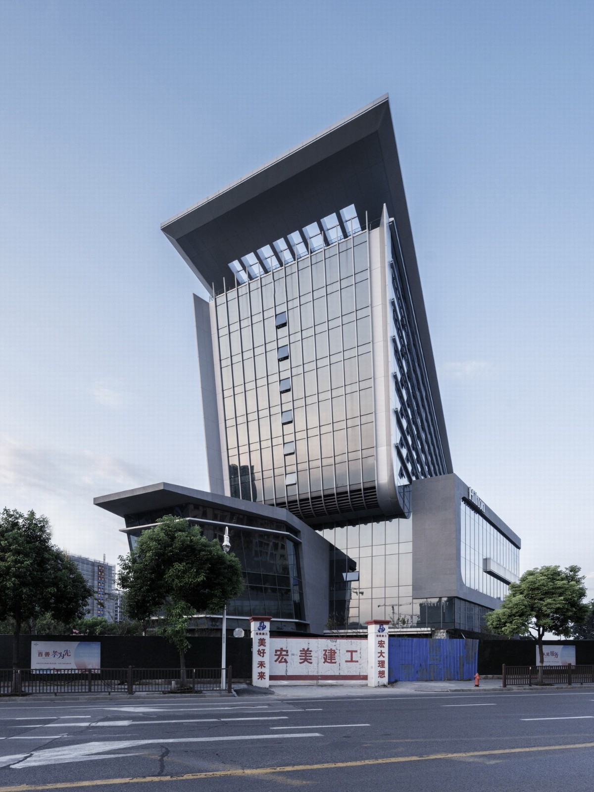 BIM建筑|上海新虹桥灿辉希尔顿五星级酒店：一幅展现流线与速度感的立面画卷 / 三益建筑