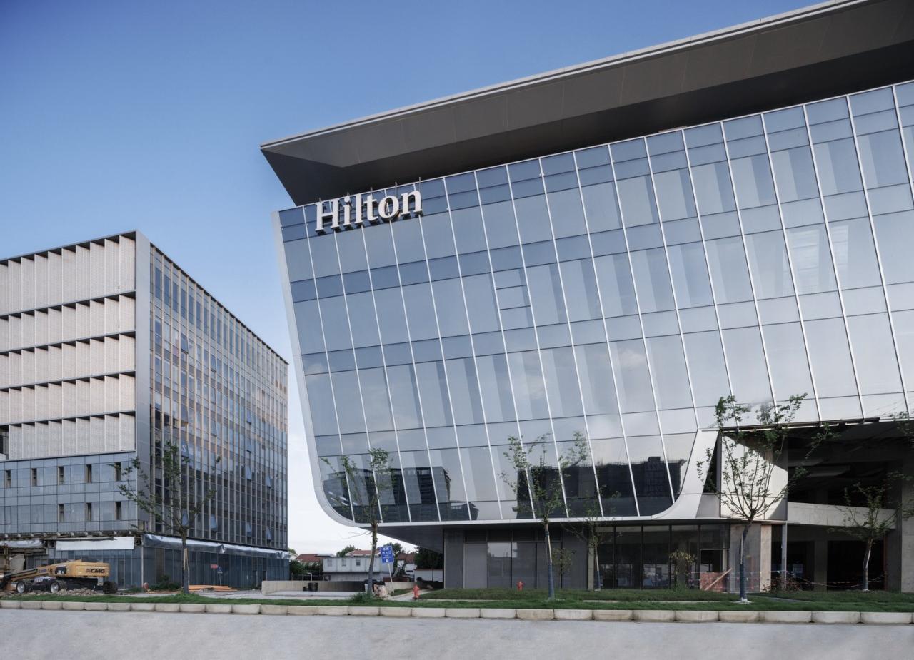 BIM建筑|上海新虹桥灿辉希尔顿五星级酒店：一幅展现流线与速度感的立面画卷 / 三益建筑