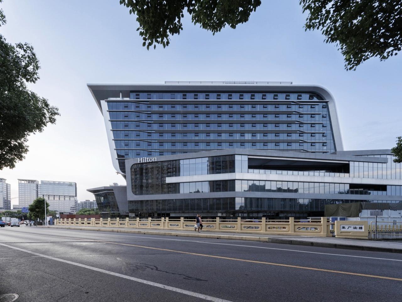 BIM建筑|上海新虹桥灿辉希尔顿五星级酒店：一幅展现流线与速度感的立面画卷 / 三益建筑