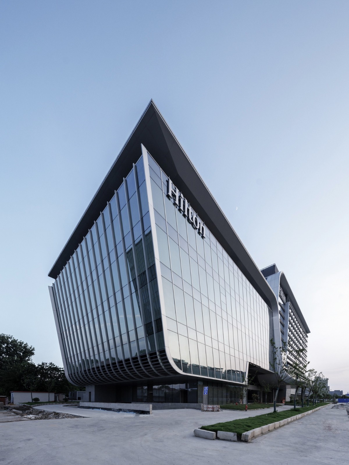 BIM建筑|上海新虹桥灿辉希尔顿五星级酒店：一幅展现流线与速度感的立面画卷 / 三益建筑