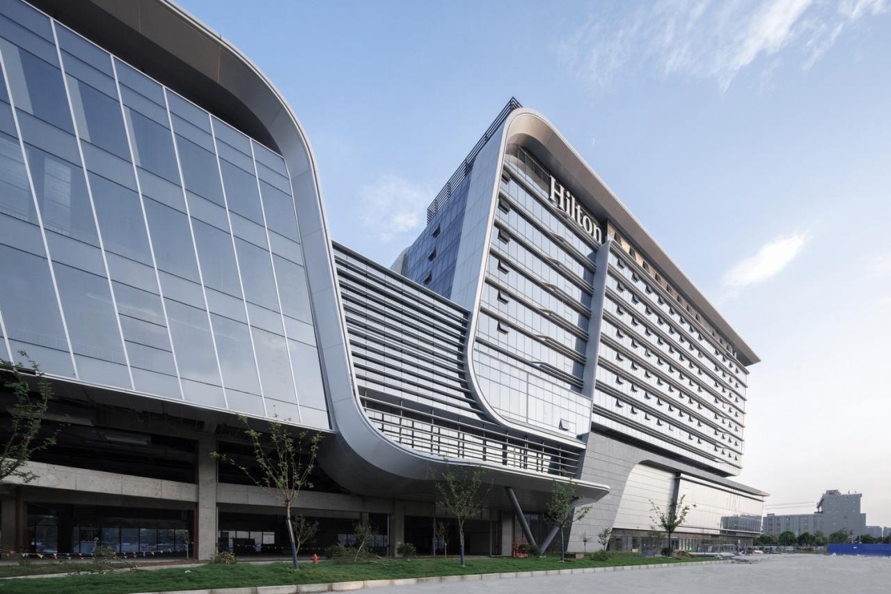 BIM建筑|上海新虹桥灿辉希尔顿五星级酒店：一幅展现流线与速度感的立面画卷 / 三益建筑